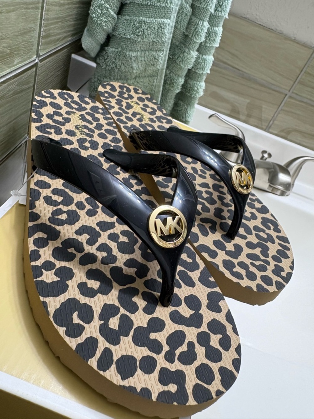 Michael Kors Black & Camel Leopard Print Flip Flops NEW IN BOX - Picture 6 of 6